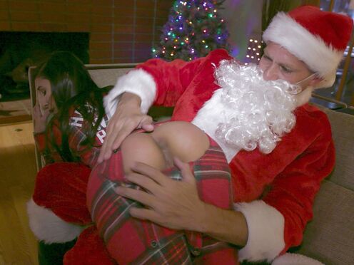 Санта наказал непослушную девку и трахнул в киску большим членом
