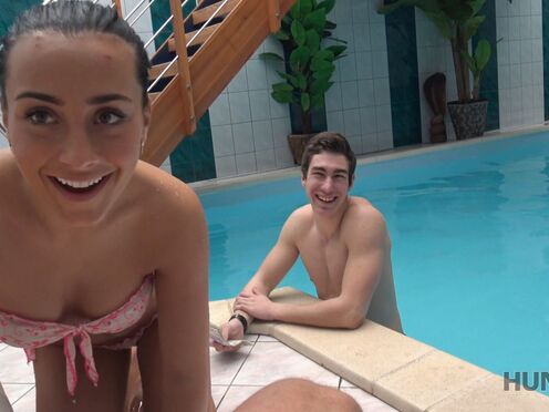 Парень оттрахал симпатичную девку в бассейне прямо при ее бойфренде и снял это на камеру